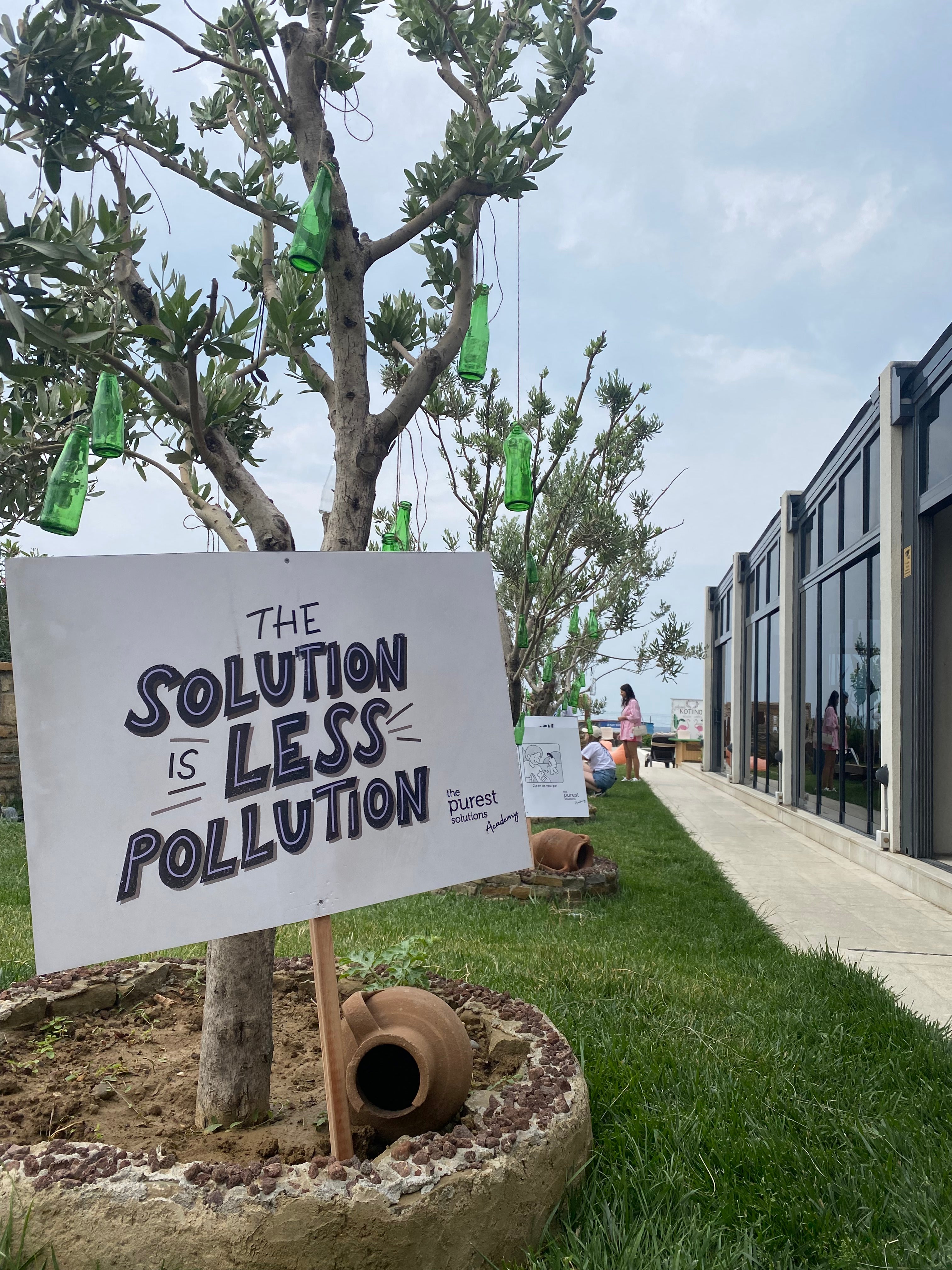Festival alanında 'The Solution is Less Pollution' yazılı tabela