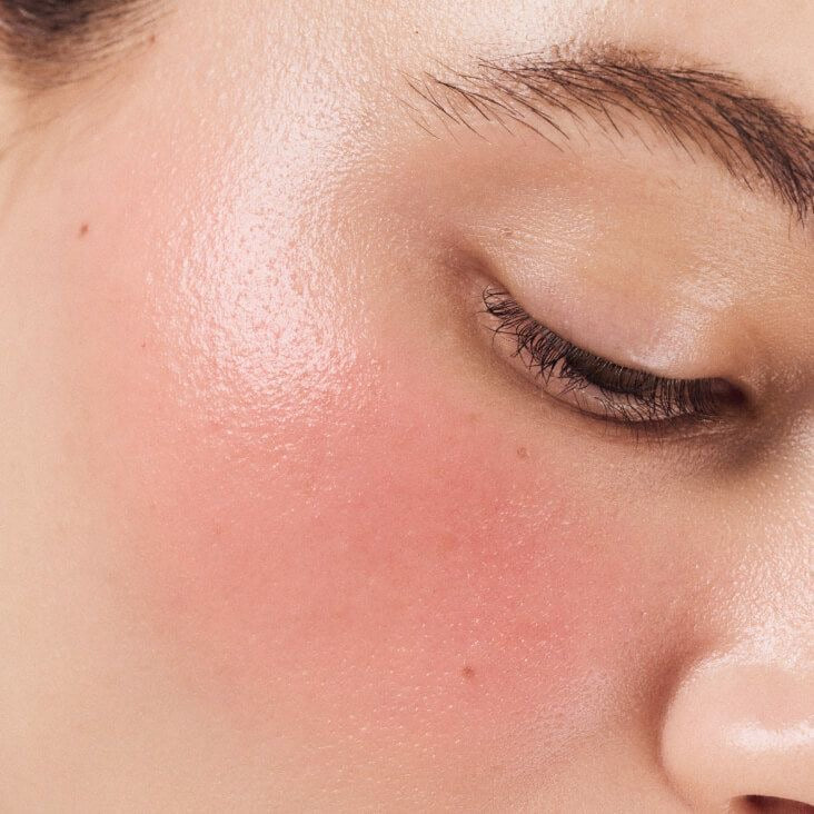 Doğal ve Temiz Makyaj Görünümü İçin BB Krem ve Serum Fondöten Kullanımı