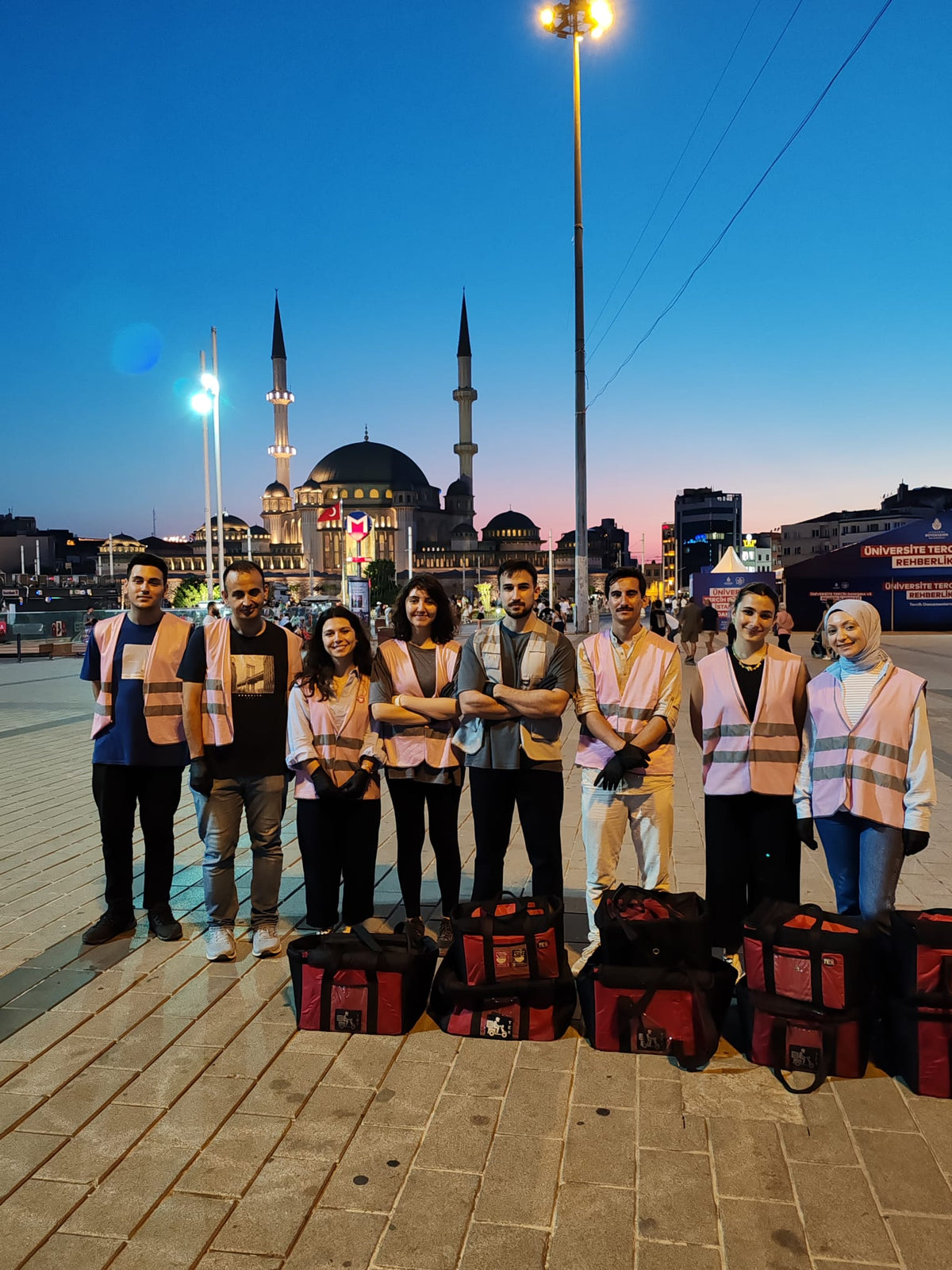 Gece Taksim'de pembe yelekli TPS Heroes gönüllü ekibi