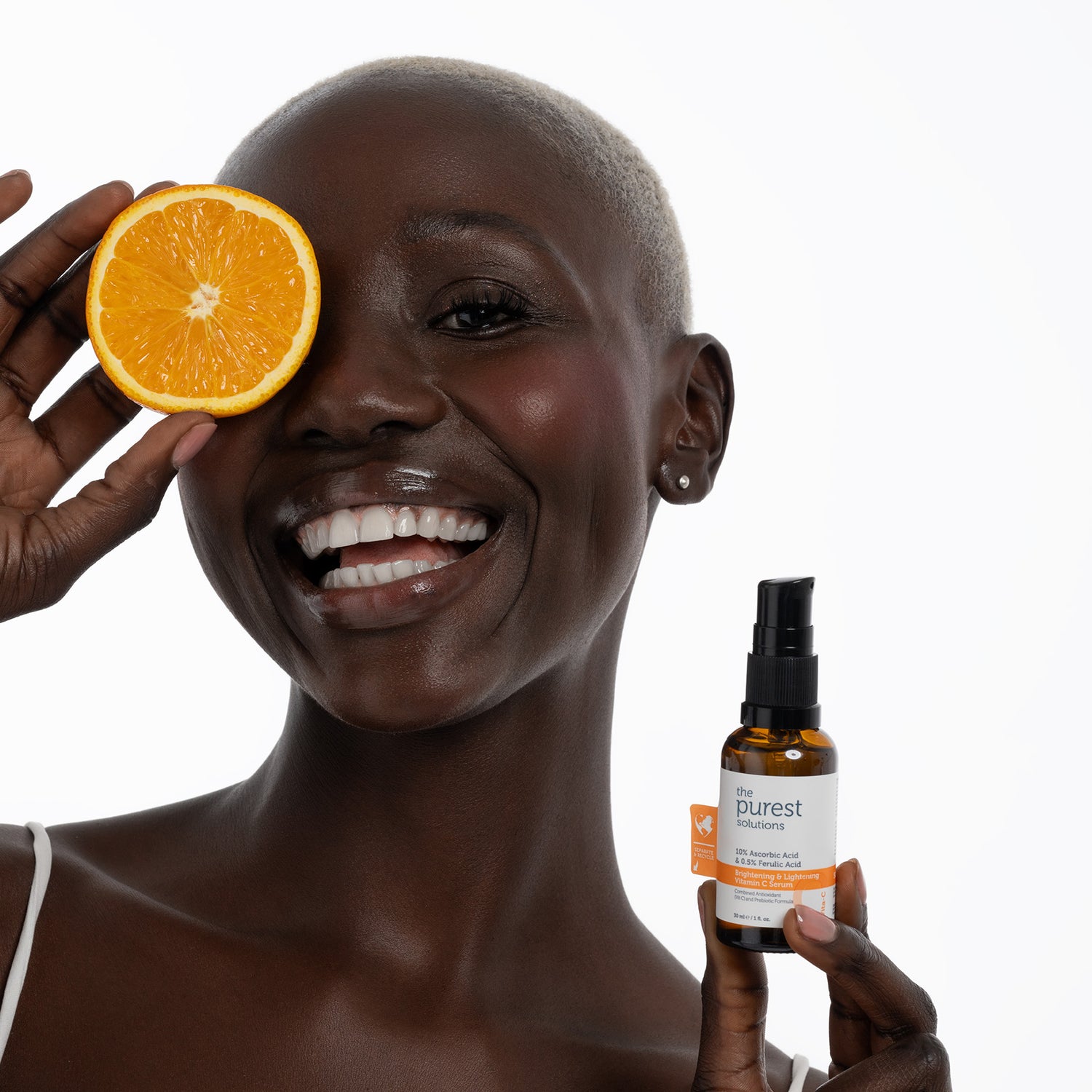c vitamini serumu tutan kadın