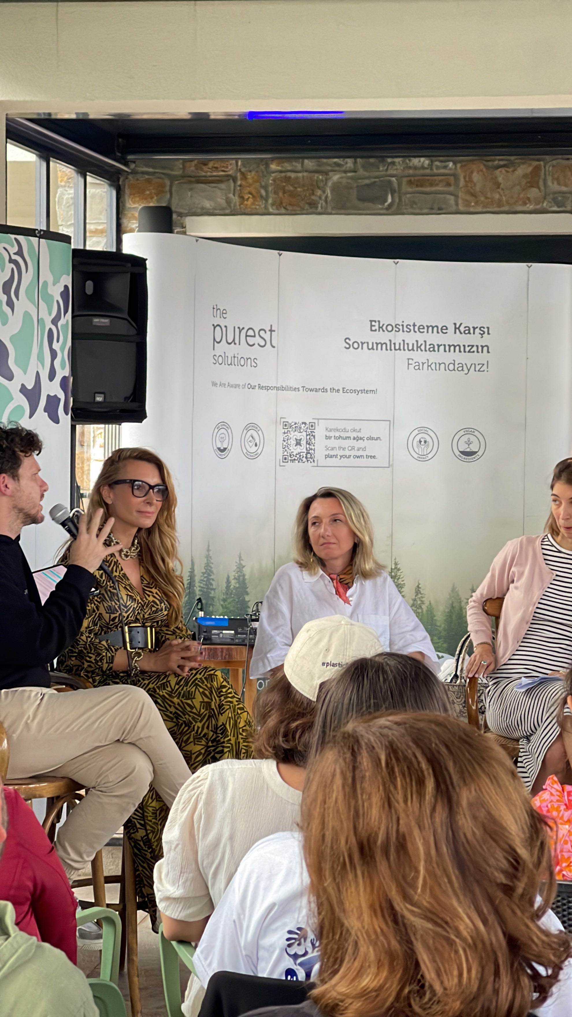 Festival söyleşisinde konuşmacılar ve The Purest Solutions standı
