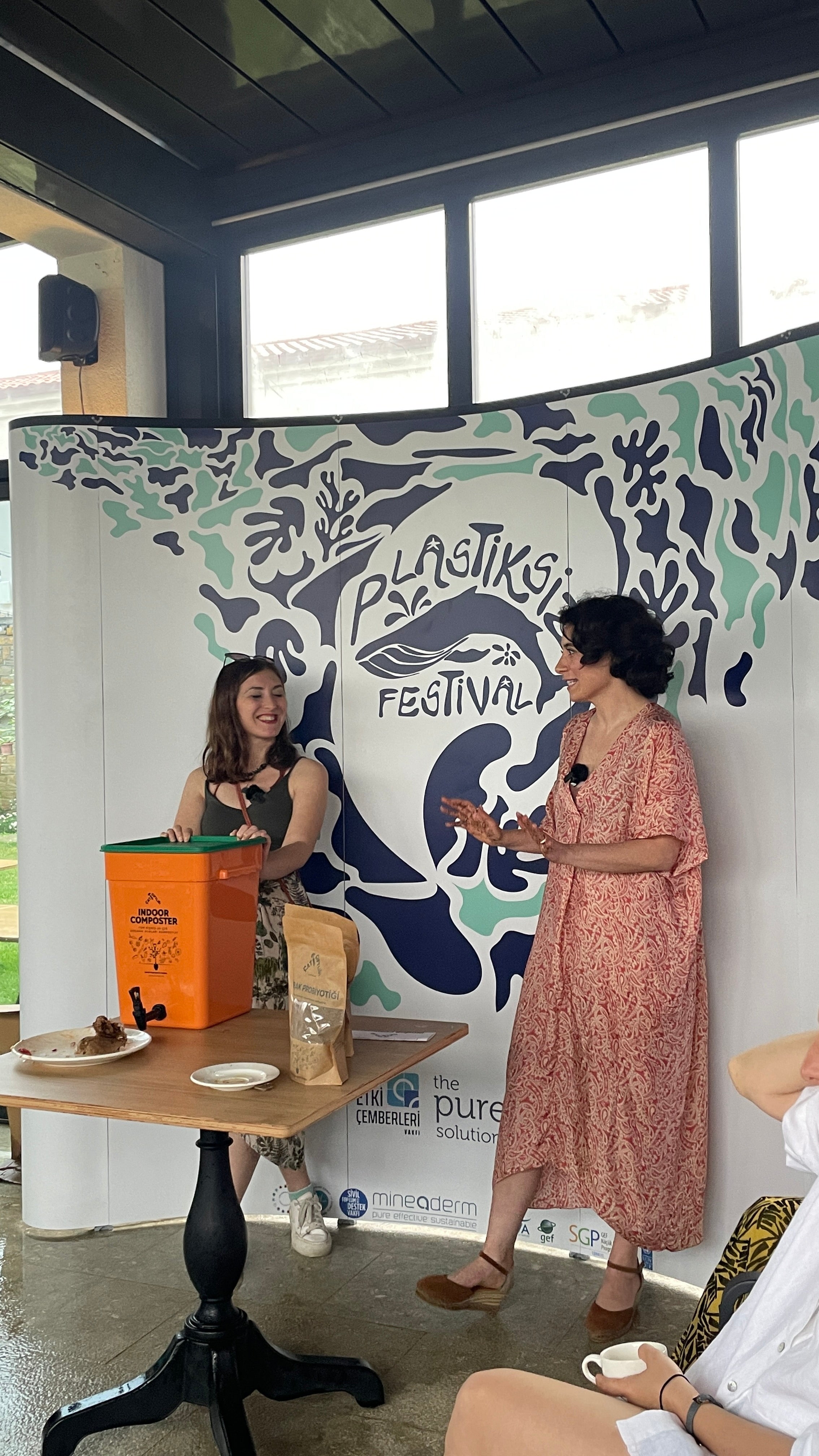 Plastiksiz Festival duvarı önünde kompost atölyesi